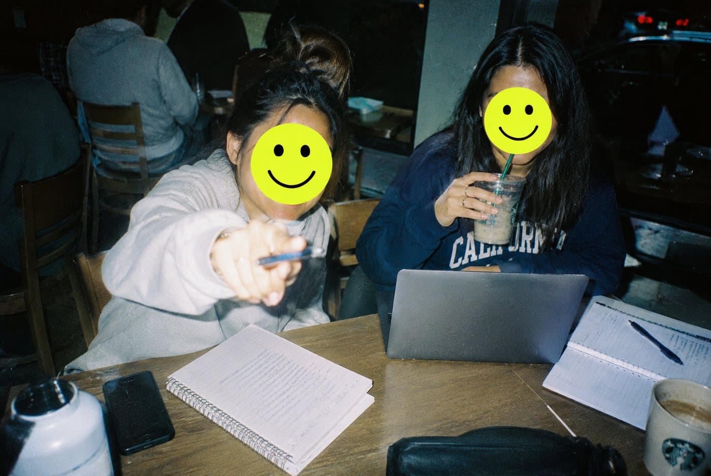 Two founders working together at a cafe
